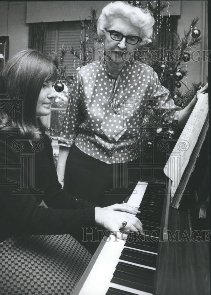 1969 Press Photo Mrs. Barbara Gooden with Susan Osborn Ford on Piano at Dorm - Historic Images