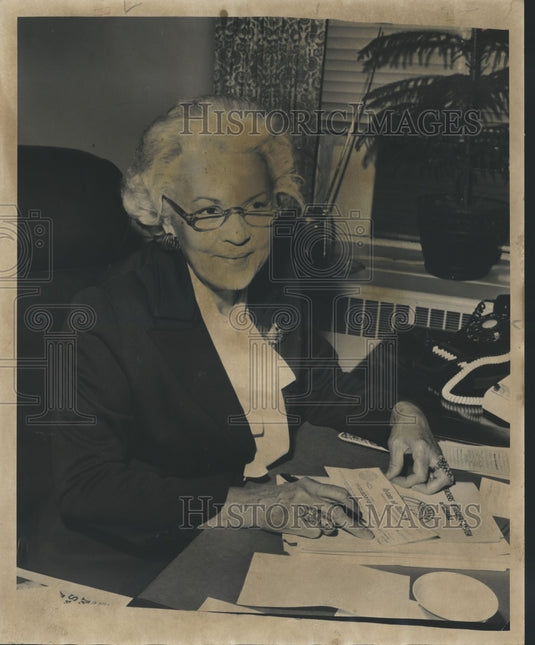 1978, New treasurer Mrs. Annie Laurie Gunter signs first check - Historic Images