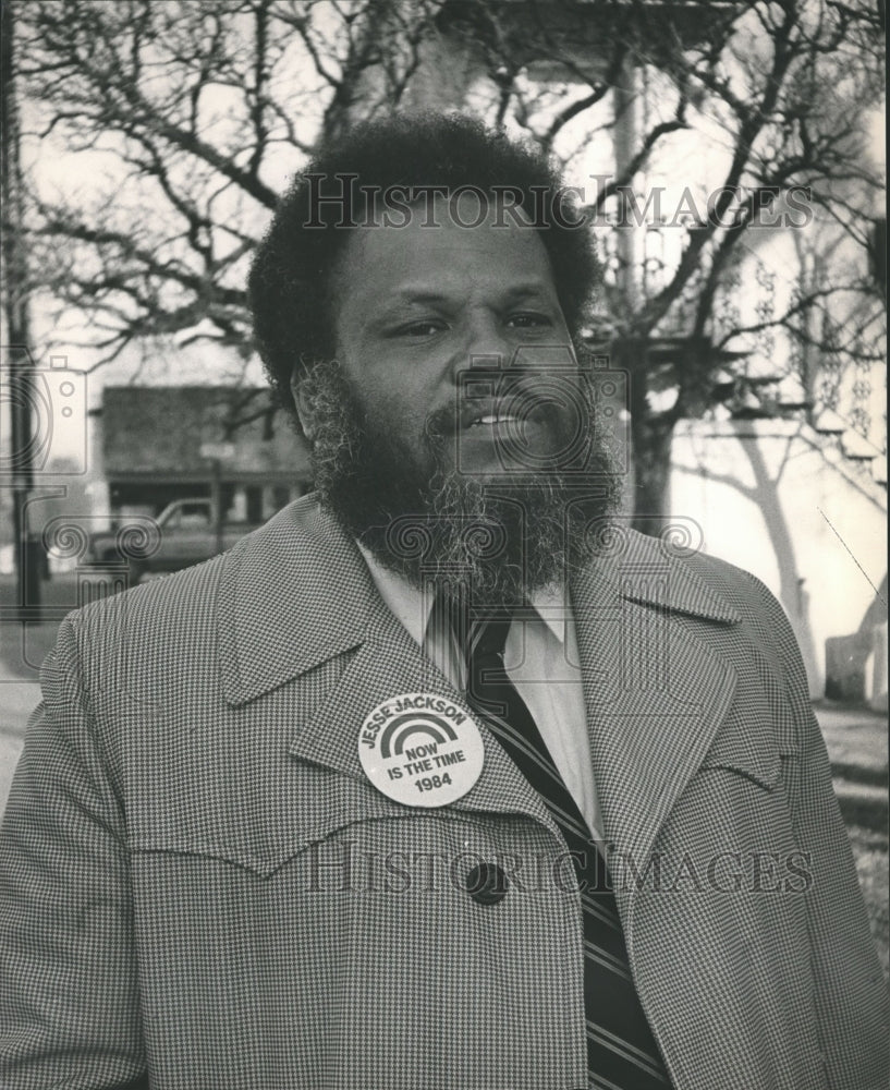 1984 Spiver Gordon Wearing Campaign Badge - Historic Images