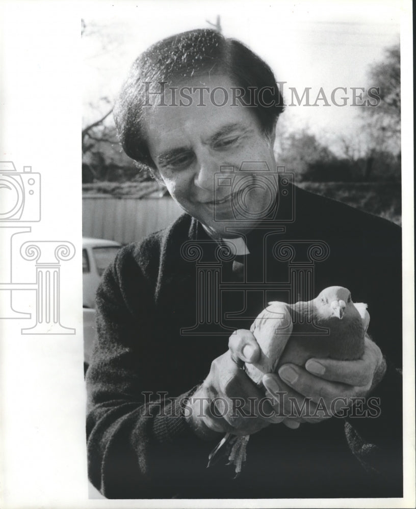 1981 Revered Leonard Giardina with one of his feathered friends - Historic Images