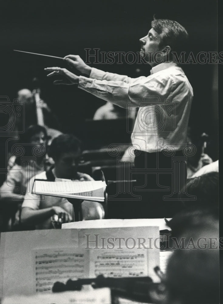 1983 Thomas Gibbs, musician, conducting orchestra - Historic Images