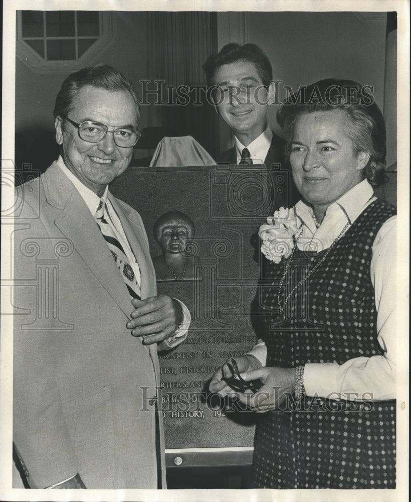 1975 Mrs. Nancy Hanks talks with Gyale and Howard-Historic Images