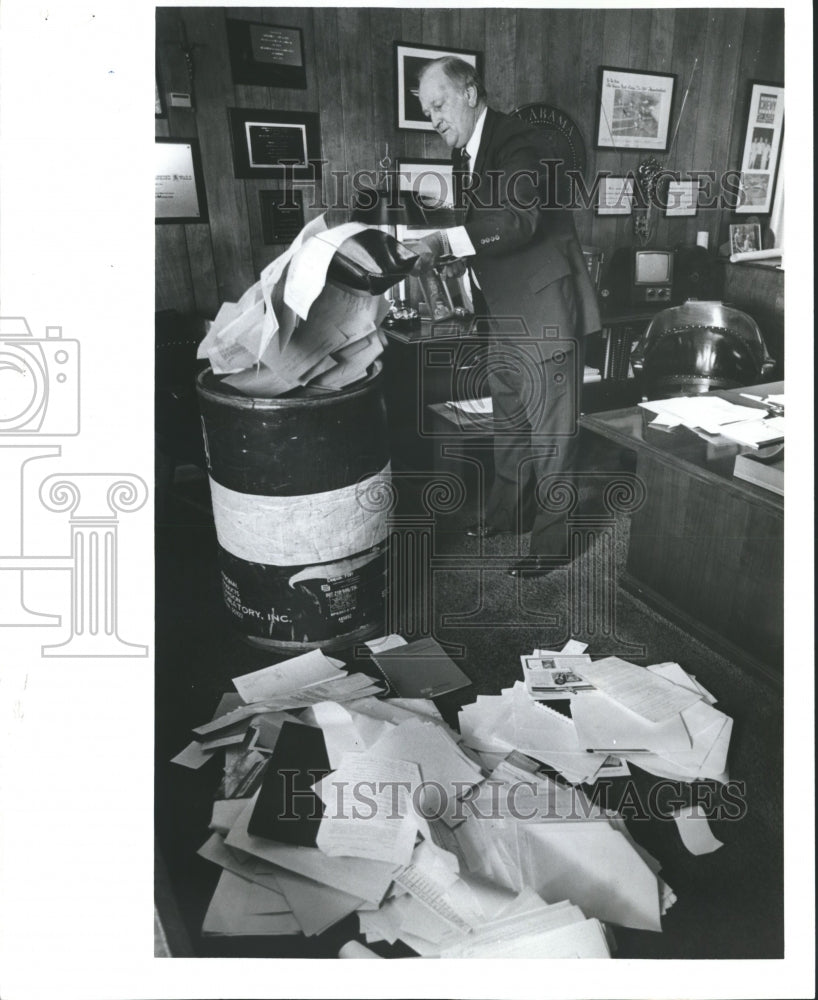 1983 Press Photo Former Comm.Tom Gloor cleans out 15 years accumulated paperwork - Historic Images