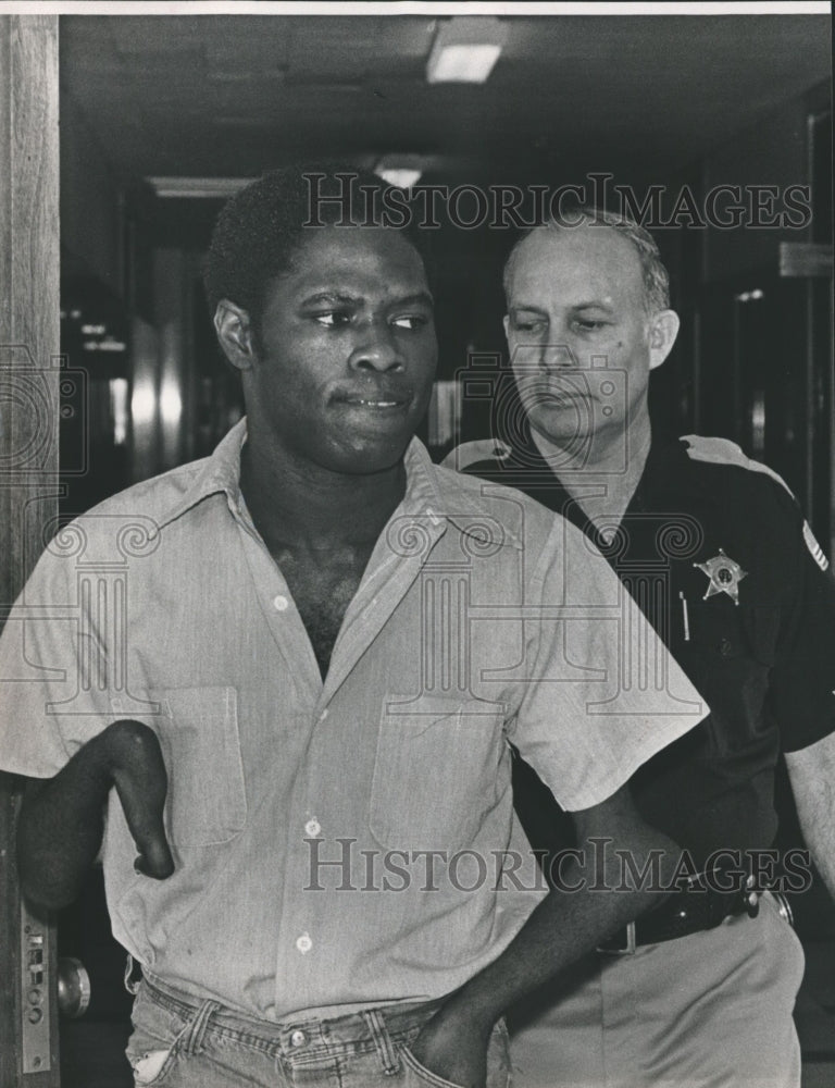 1984, Jerry Steve Godbolt with Bailiff William Cox, Crime - abna30786 - Historic Images