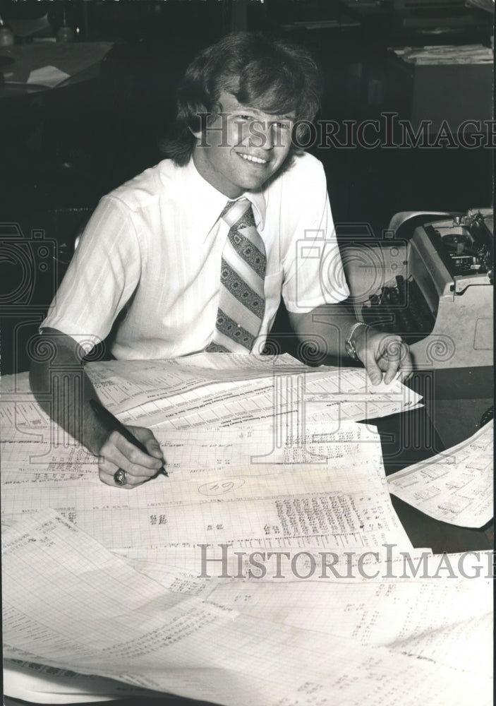 1974 Press Photo Politician Randy Godwin checks vote figures - abna30813 - Historic Images