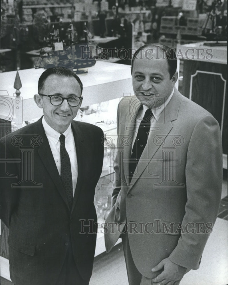 1967 Press Photo Julius Goldstein, Alvin H. Einbender at Huffman-Roebuck Store - Historic Images