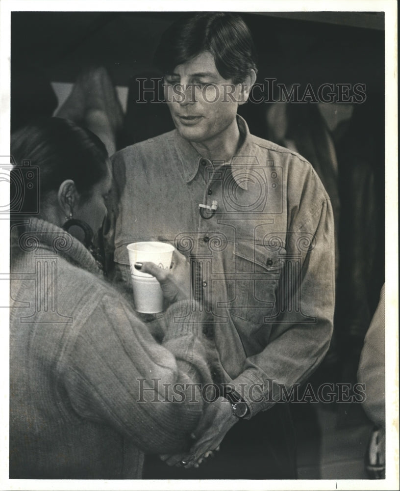 1992, John Guest praying with Gwen Ward - abna30865 - Historic Images