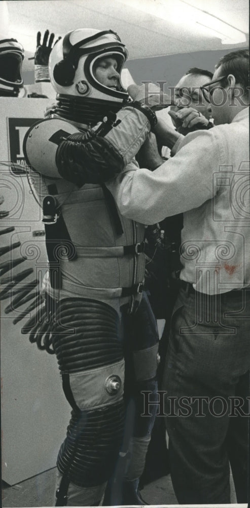 1966 Press Photo Haydon Y. Grubbs, Scientist in Lunar Suit with Others assisting - Historic Images