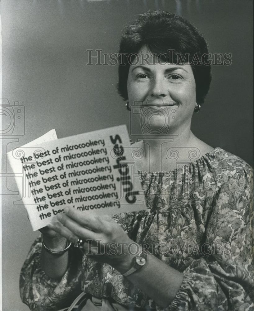 1978 Nancy Garrett, Birmingham Native, Shows Microwave Cooking Book - Historic Images