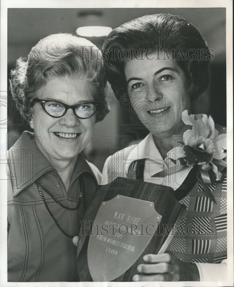 1971 Press Photo Kaye Hare, Realtor "Woman of the Year" with Mrs. Dean, Alabama - Historic Images