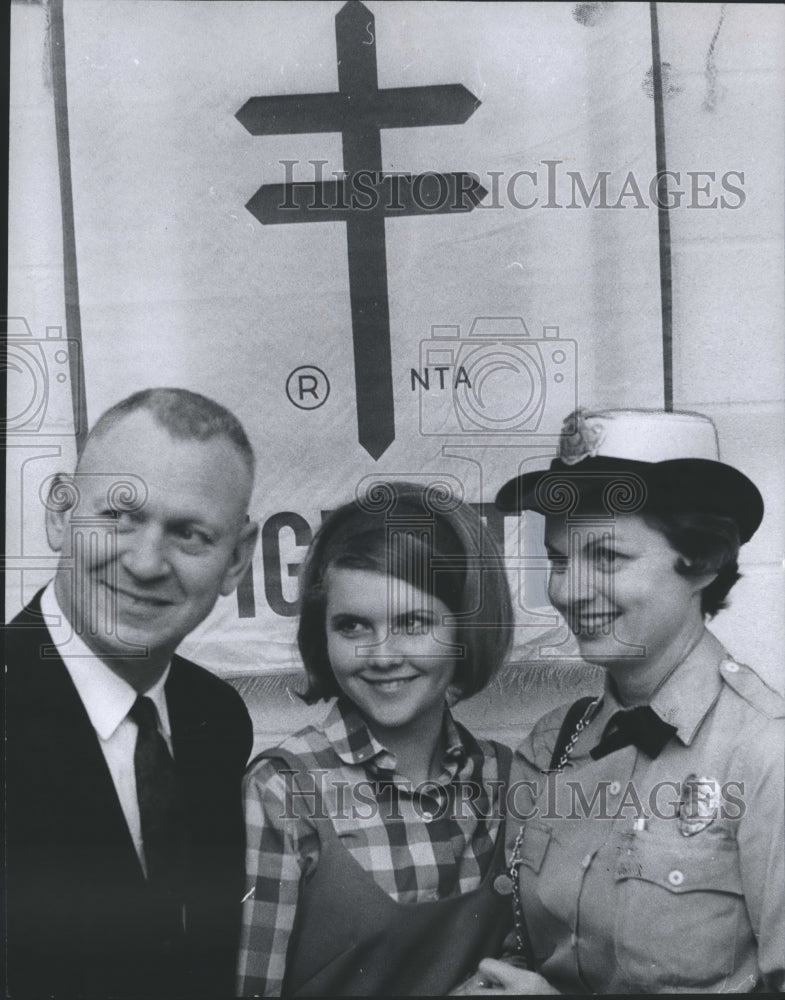 1966 Press Photo Joe Gann, Principal of Banks High School with Students - Historic Images