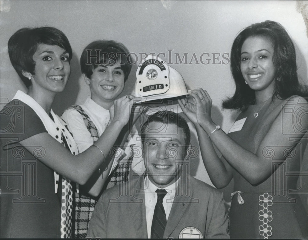 1969 Press Photo Birmingham Jaycee Joe Fuller, Deb Cook, Mary Frech, Eva Gordon-Historic Images