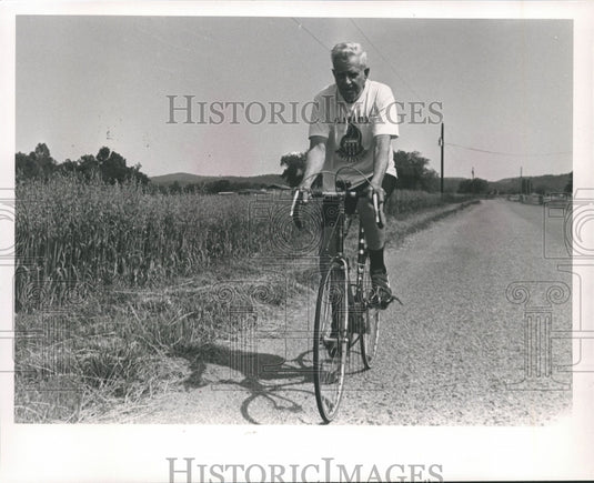 1989 Harold Fincher, 81 year old bike rider - Historic Images