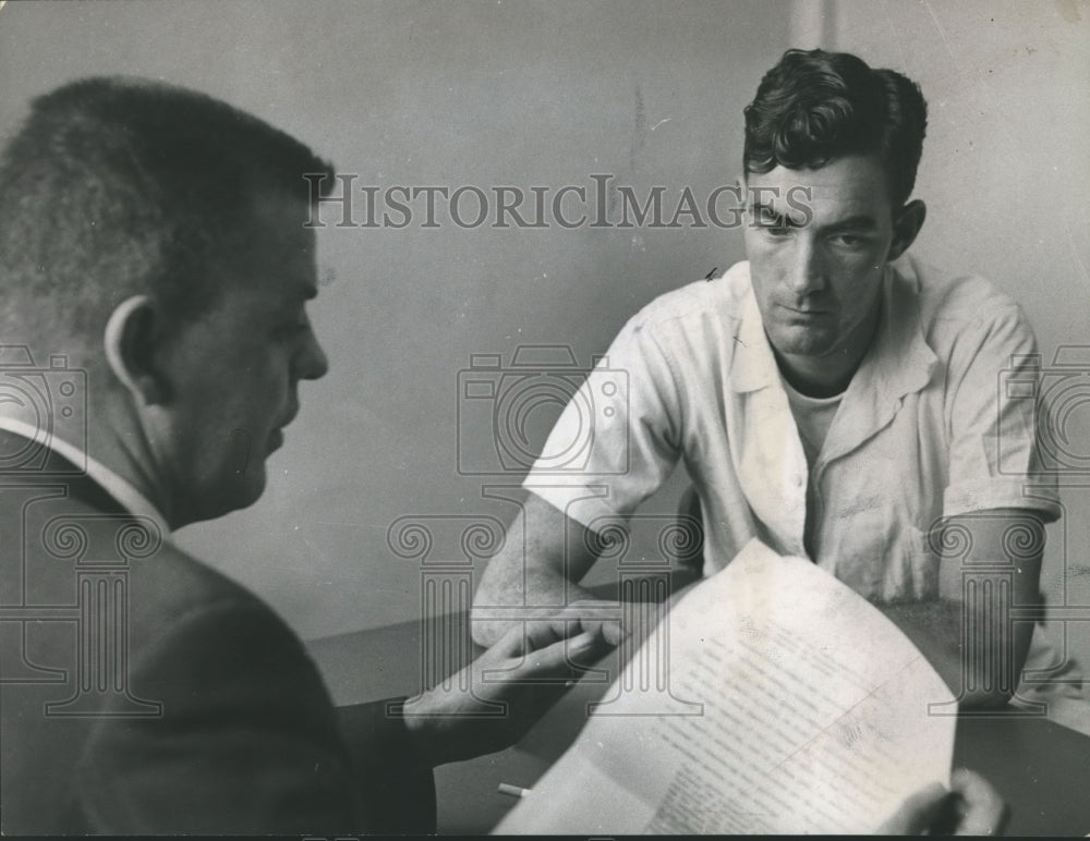 1959 Press Photo Stanford Ellis Fewell talks with Reporter Clancy Lake in prison - Historic Images