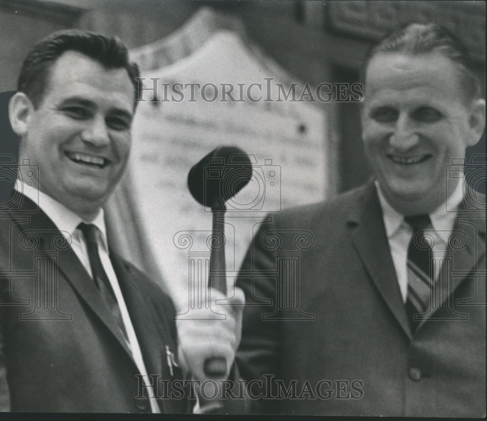 1965 Press Photo Lieutenant Governor Allen passes gavel to Gilchrist, Alabama - Historic Images