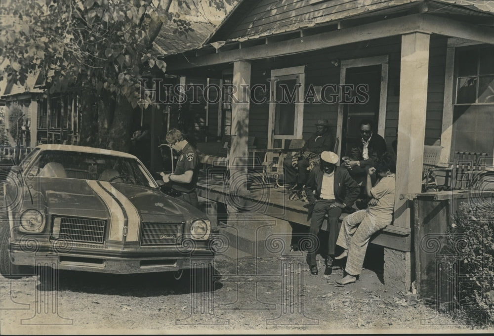 1978 Murder suspect arrested at house on 25th Street North, Alabama - Historic Images