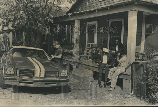 1978 Murder suspect arrested at house on 25th Street North, Alabama - Historic Images