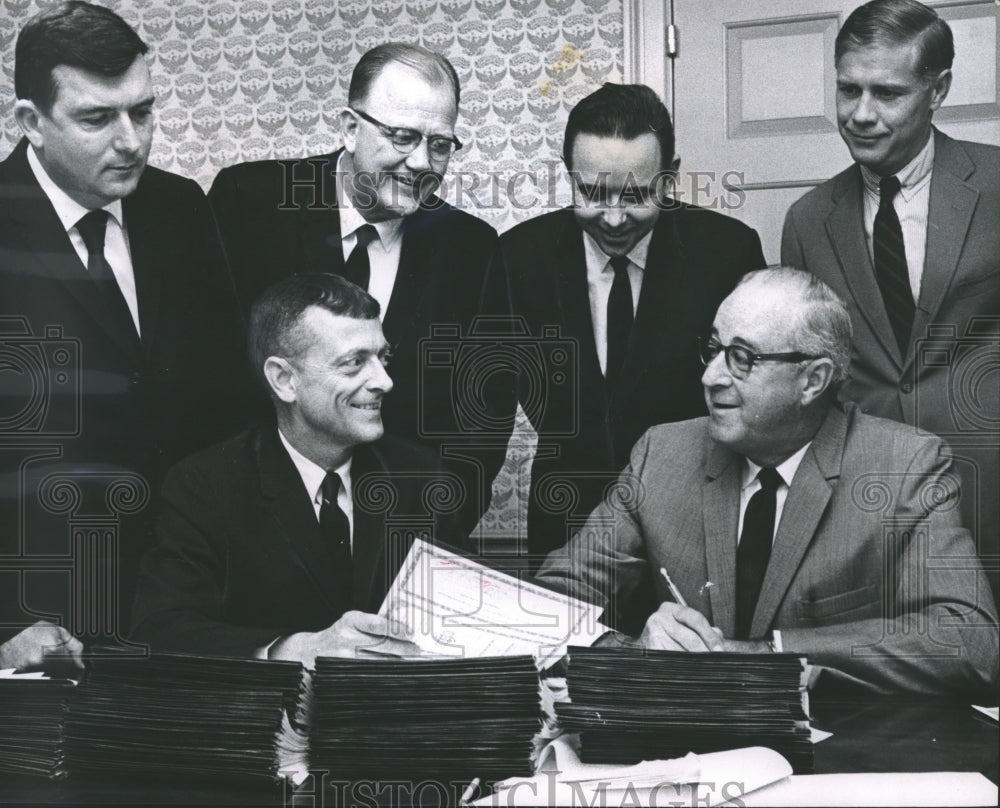 1968 Press Photo University of South Alabama officials sign bonds for housing - Historic Images