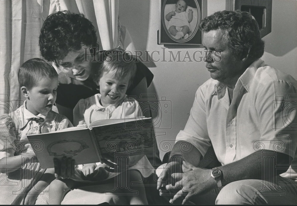 1983 Jennifer Glasgow, Cancer Victim, With Family, Alabama - Historic Images