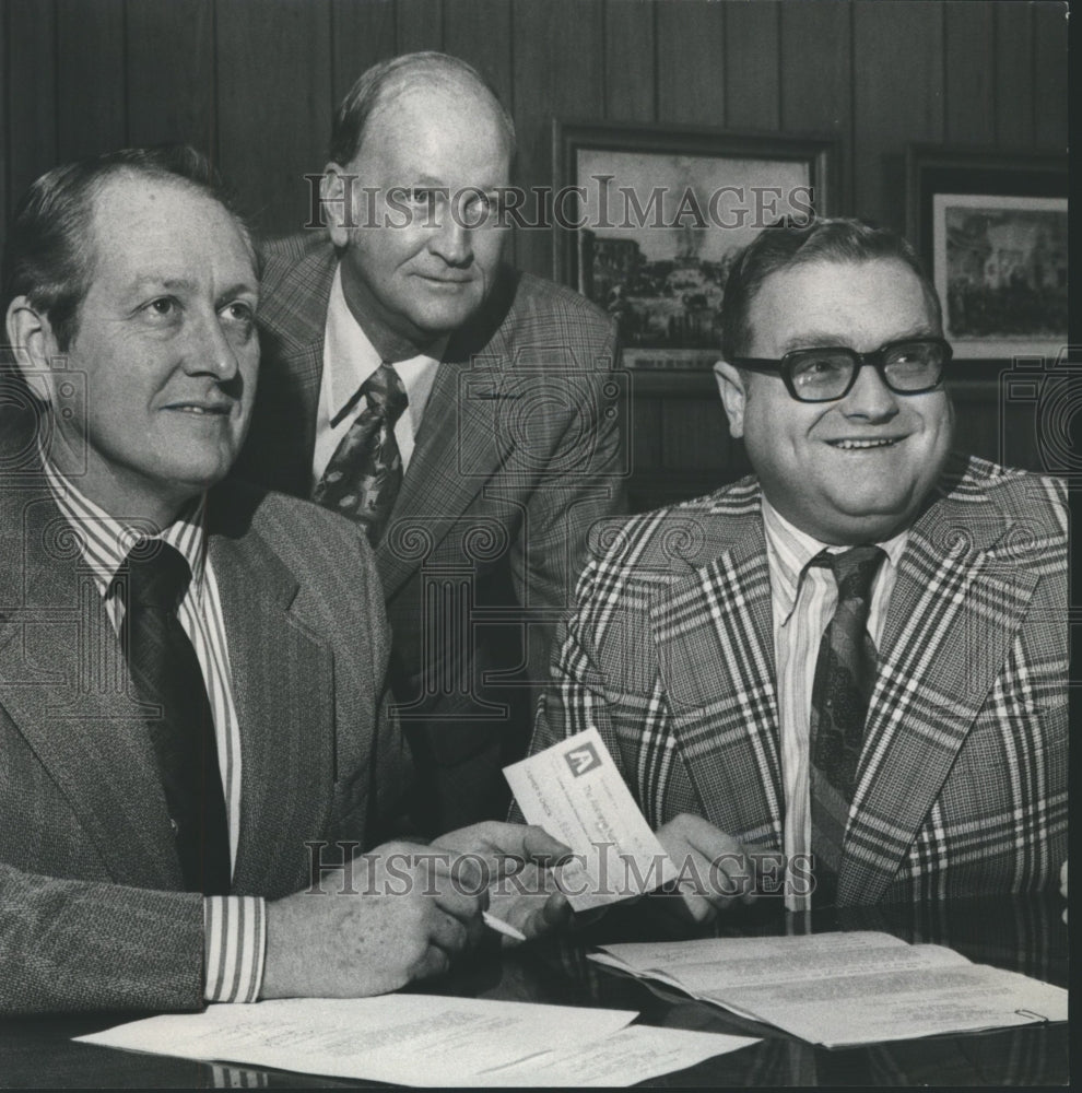 1974 Press Photo Tom Gloor, Jefferson County Commissioner, Myers &amp; Solomon, AL - Historic Images