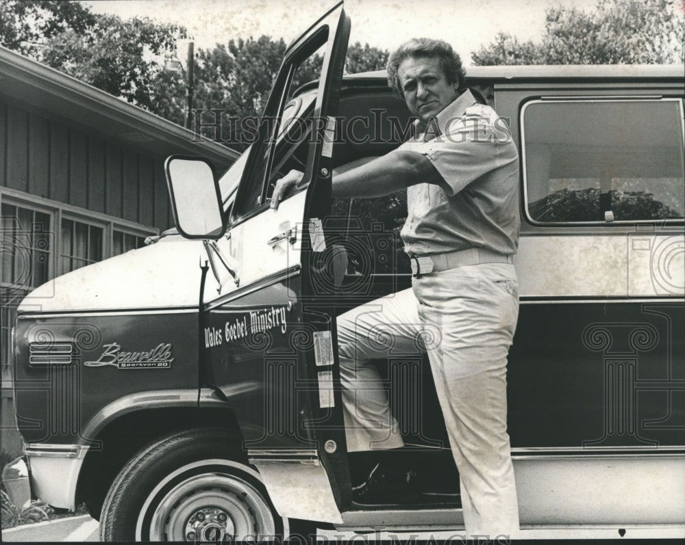 1976, Former home builder, Wales Goebel now ministers to students, AL - Historic Images