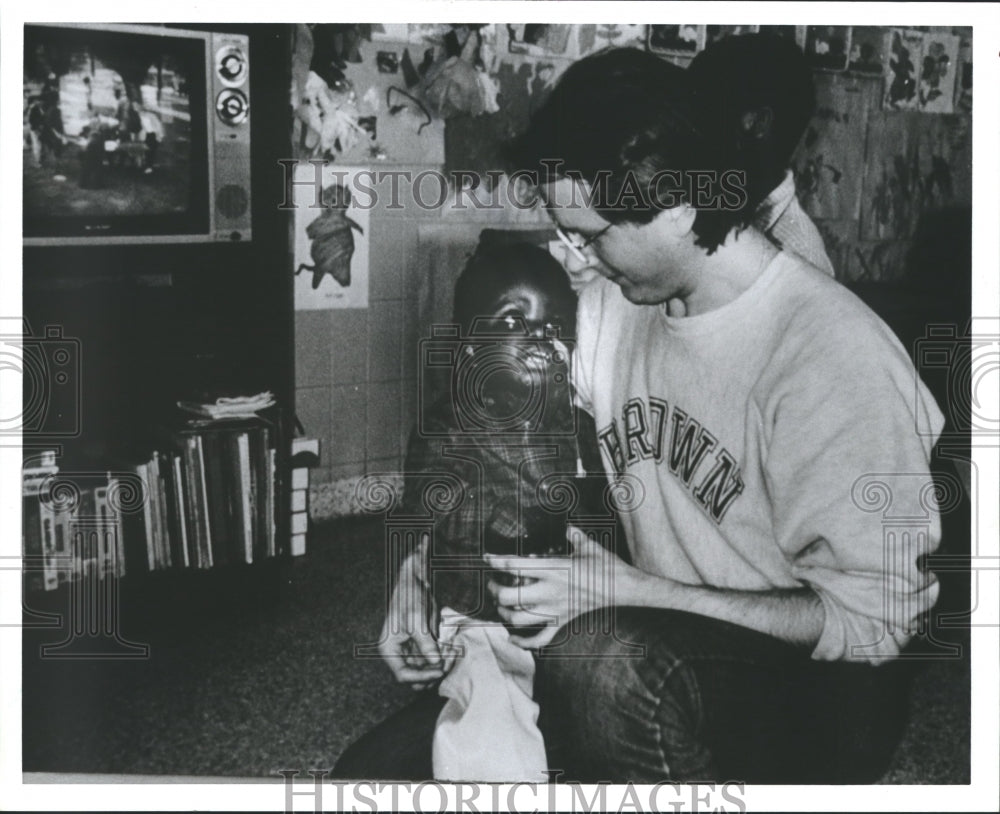 1988 Volunteer Charles Goggans &amp; young AIDs patient Jamie Oglesby - Historic Images