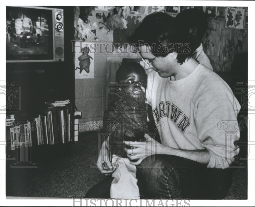 1988 Volunteer Charles Goggans & young AIDs patient Jamie Oglesby - Historic Images