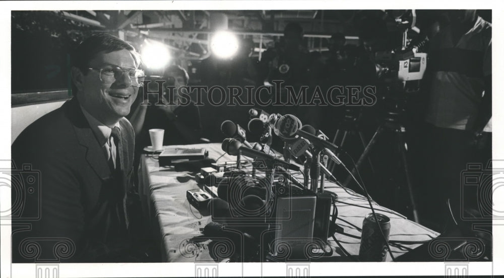 1986, Charles Graddick at press conference after his speech, Alabama - Historic Images