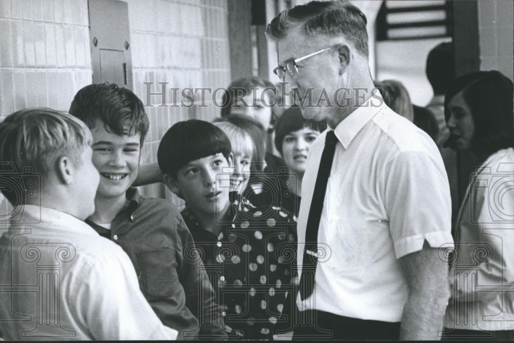 1967 Press Photo Odell Grady, Principal Roebuck Elementary School, & students - Historic Images