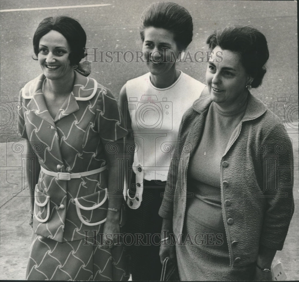 1971, Medical Auxiliary, Mrs. Robert W. Grady, Mrs. Young &amp; Crandall - Historic Images