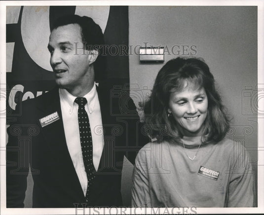 1989 Politician Mike Graffeo & wife Jane at meeting room in hotel - Historic Images