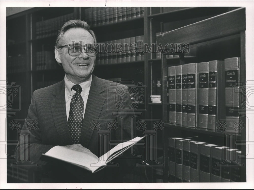 1989 Judge J. Foy Guin poses with law book, Alabama - Historic Images