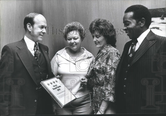 1979, C.R. Goodpaster, Manager of Guntersville Park Lodge & employees - Historic Images