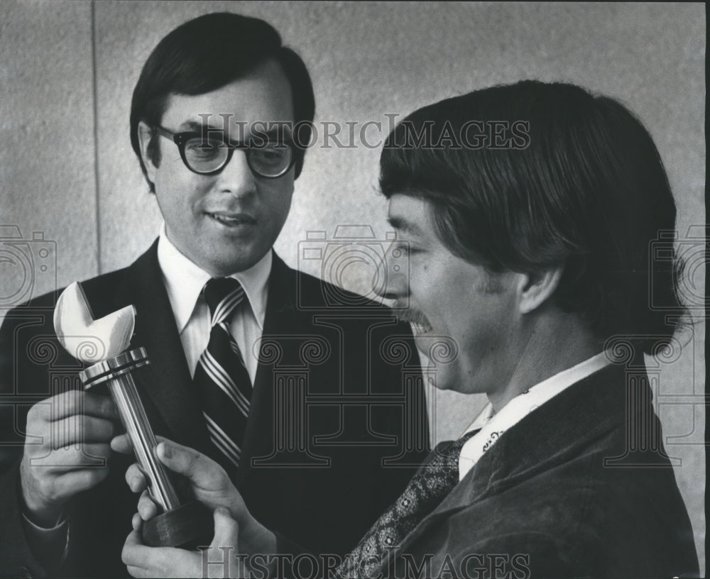 1974 Press Photo William Hulsey, president of Camp Fire Girls with sculpture - Historic Images