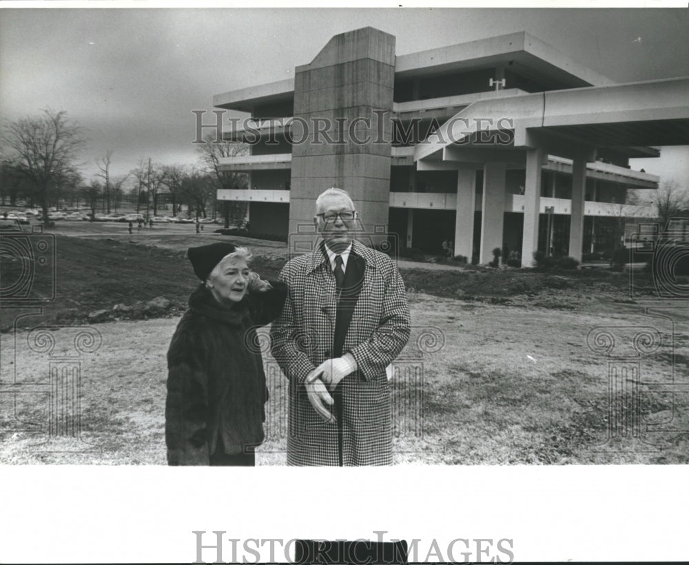 1980 Banker William Hulsey and wife at UAB art center - Historic Images