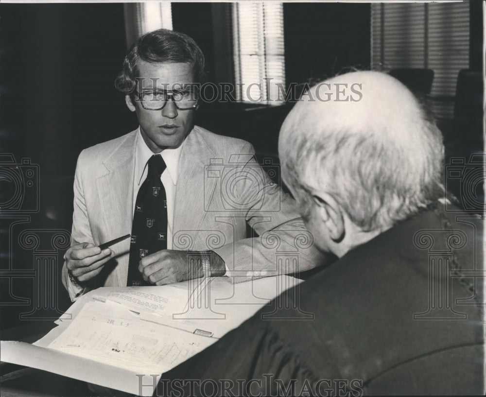 1978, Deputy District Attorney Albert Hultquist talks with judge - Historic Images