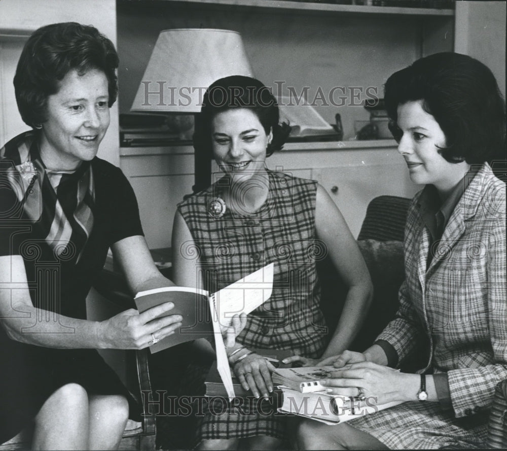 1969, Scribblers women getting together and viewing books, Alabama - Historic Images