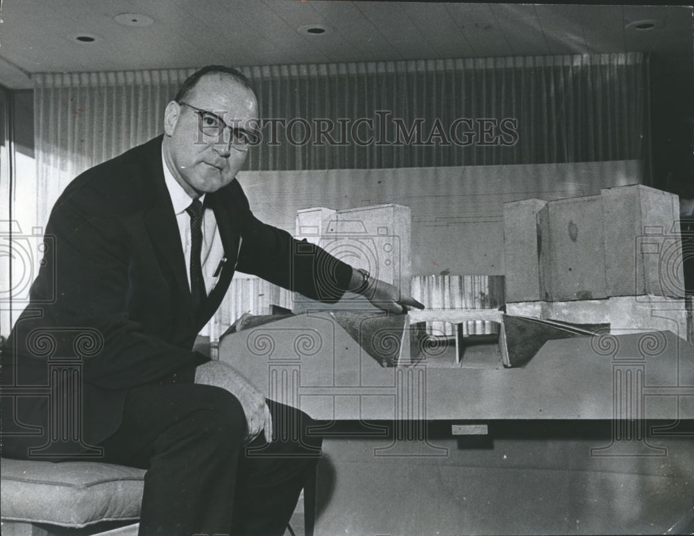 1966 Press Photo John Harbert III with model of planned Highland Tunnel, Alabama - Historic Images