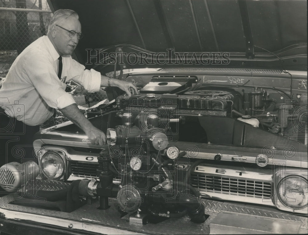 1965 Press Photo L. P. Harless, Birmingham manufacturer checking new fire truck - Historic Images