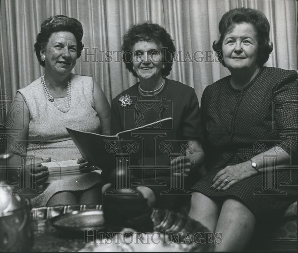 1966 Press Photo Sunshine Club Mrs. Henry Hardy, Mrs B.R. Hughes, Mrs. S. Joseph - Historic Images