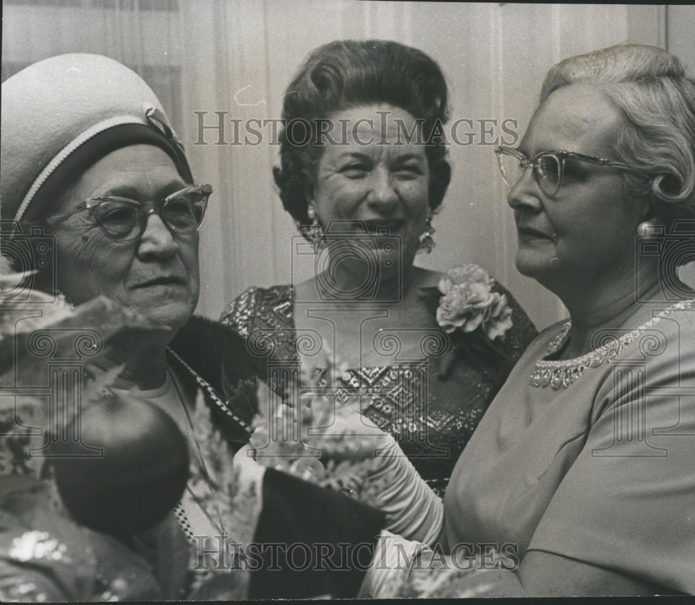 1967 Press Photo Mrs. Henry Hardy, Women&#39;s Civic Club president, Christmas Party - Historic Images