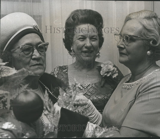 1967 Press Photo Mrs. Henry Hardy, Women's Civic Club president, Christmas Party - Historic Images