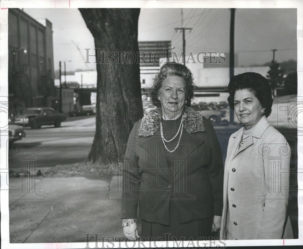 1974 Press Photo Mrs. H. Hardy, Mrs. J. Hall, Birmingham&#39;s Memorial Garden walk - Historic Images