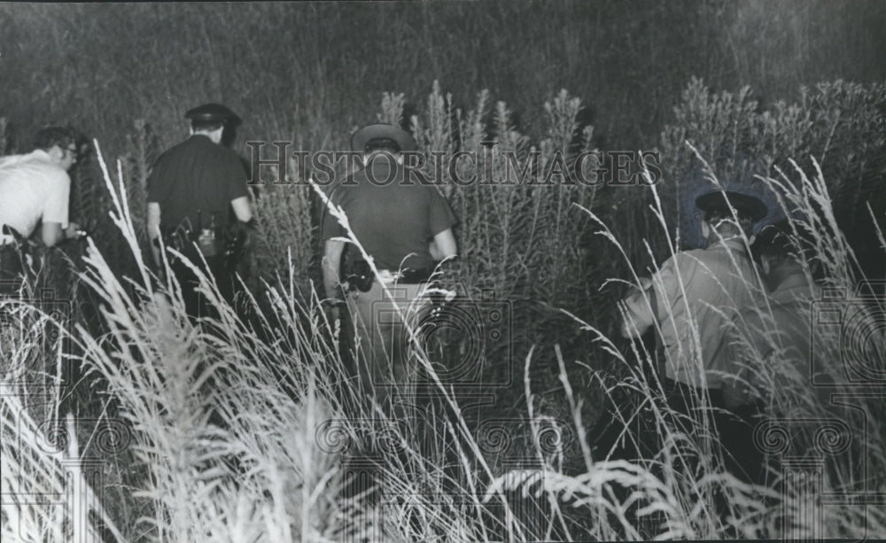 1973 Press Photo Mountain Brook Police searching off of Red Mountain Expressway - Historic Images