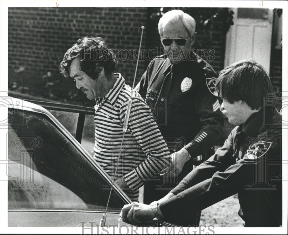 1981, Bobby Harris taken into custody by Birmingham Police officers - Historic Images