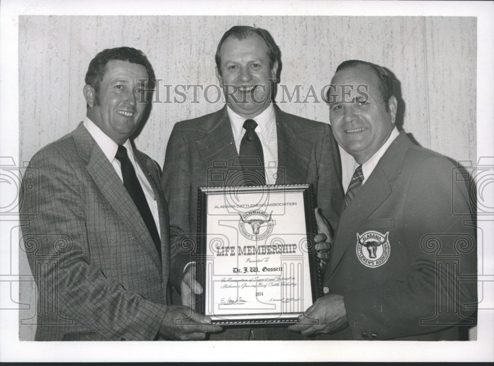 1974 Press Photo Dr. Gossett, Life Membership, Alabama Cattlemen&#39;s Association - Historic Images