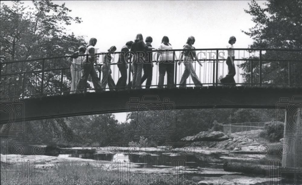 1978 Visitors walking on bridge across Noccalula Falls, Gadsden - Historic Images