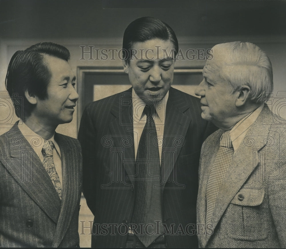 1976, Dr. Robert French UAB Professor with Byung Ki Han & Bum Suk Lee - Historic Images