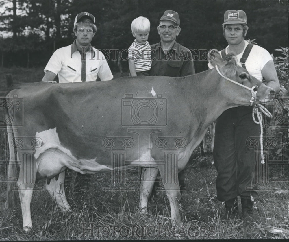 1976, Four-H Club persons with champion cow, &quot;Debbie&quot; Alabama - Historic Images