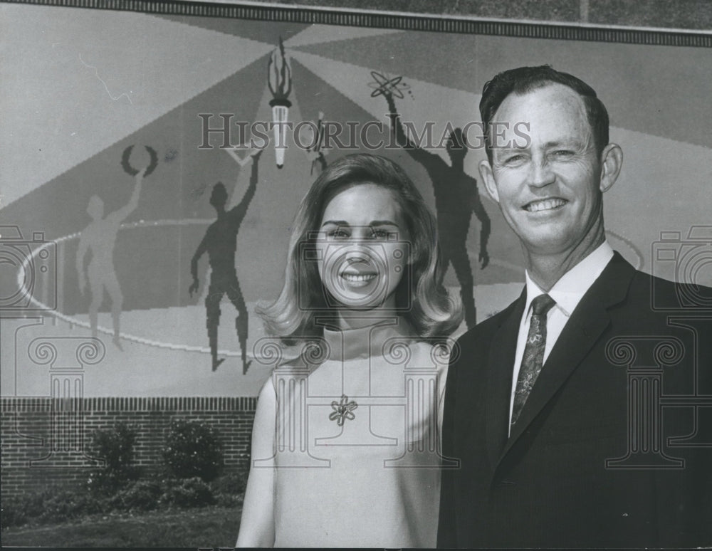 1968 Press Photo Berry High School Valedictorian India Lowry, Principal Tom Gann - Historic Images